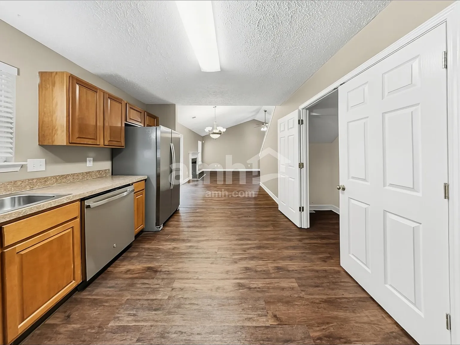 3 bed, 2.0 bath, 1734 sqft, $2,330 — Photo 4