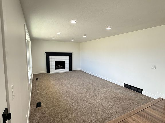 4th image of 9088 S Julie Ann Way