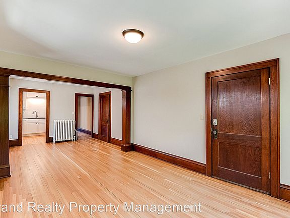 4th image of 663 Lincoln Ave APT 1