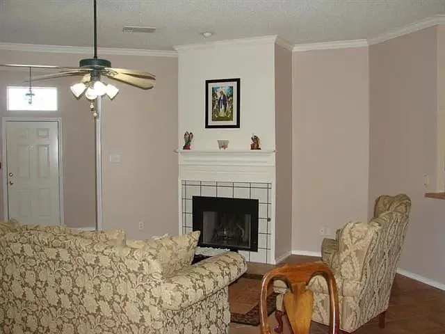 1468 Mayflower Ln — Photo 3