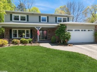 1112 Pine Tree Ln, Libertyville, IL 60048
