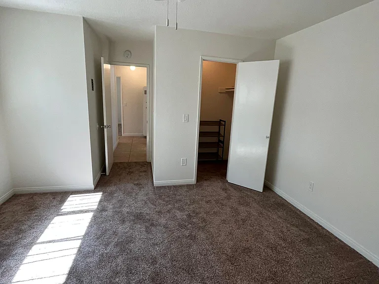 MB and walk-in closet