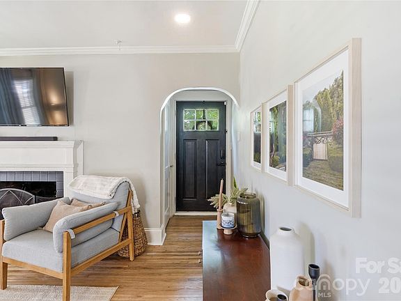 3rd image of 700 Woodruff Pl