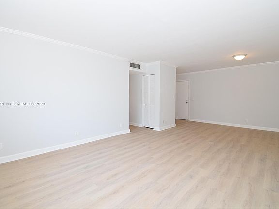 4th image of 501 SE 8th St APT 101
