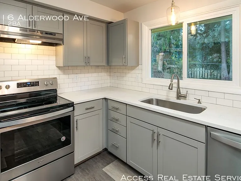 2916 Alderwood Ave — Photo 5