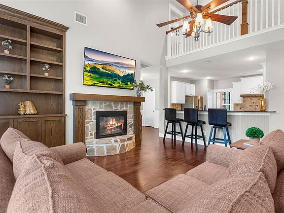 3rd image of 1912 Victoria Cir