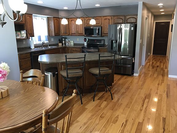 2nd image of 1006 E Willow Dr