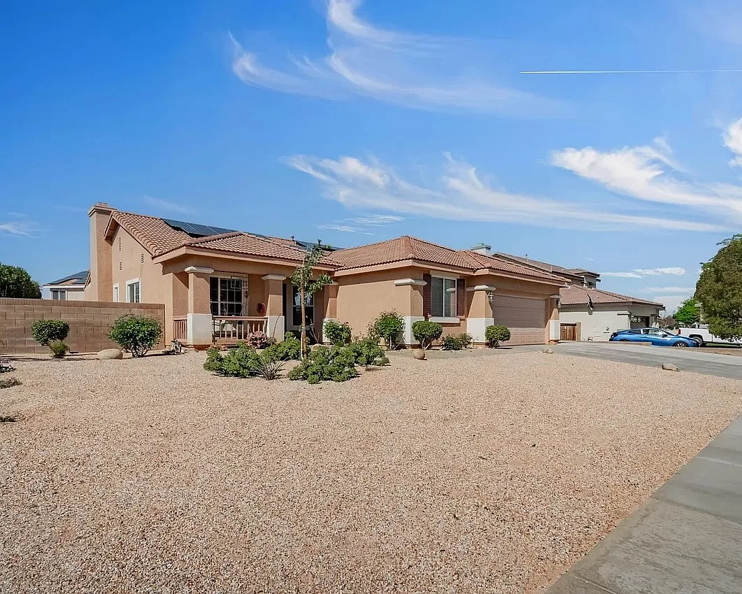 5 bed, 2260 sqft, $3,700 — Photo 2