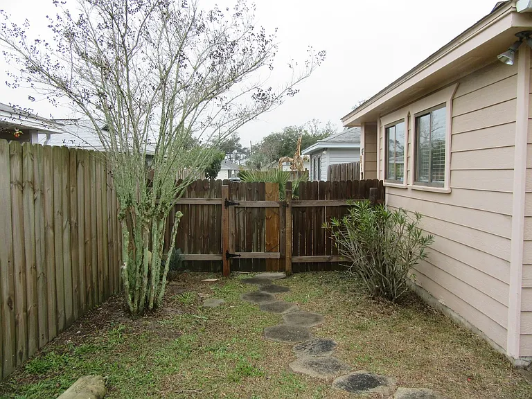 820 Premier Dr — Photo 25