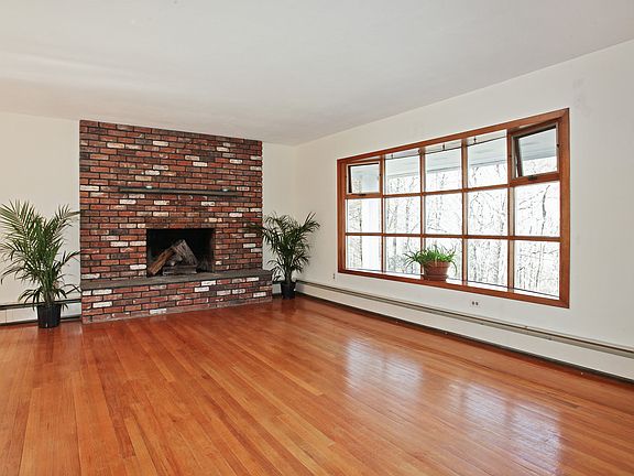 2nd image of 10 Rocky Ln
