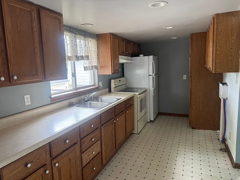 1923 Savannah Ave — Photo 4
