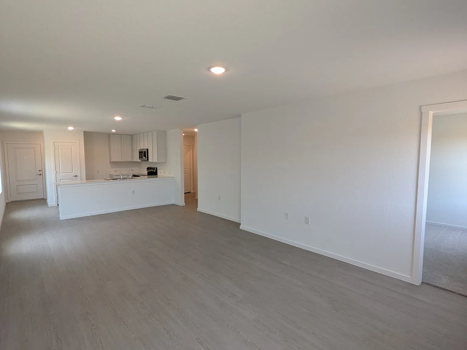 4 bed, 2.5 bath, 1897 sqft, $1,899 — Photo 3