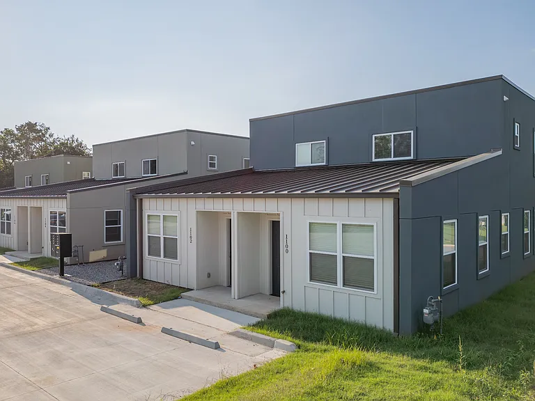 1102 E Hurd St — Photo 17