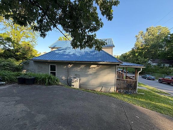 3rd image of 329 Spring St