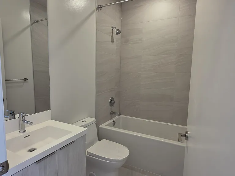400 King St W #901 — Photo 5