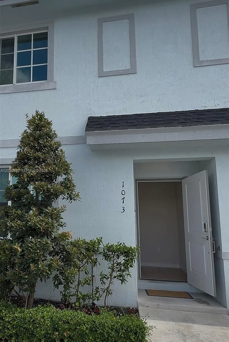 3 bed, 3.0 bath, $2,300 — Photo 4
