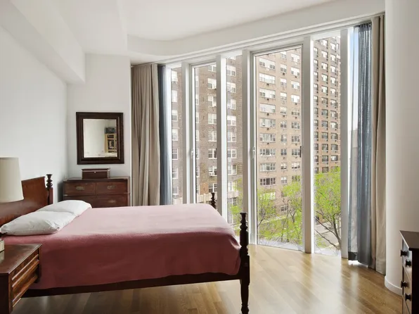 122 Greenwich Avenue image 1 of 3
