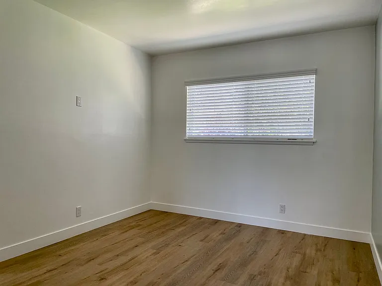 2604-2606 S Aviation Blvd — Photo 11