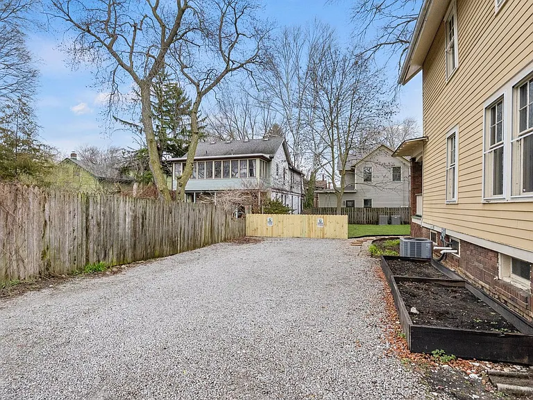 1213 W Jefferson Blvd — Photo 42