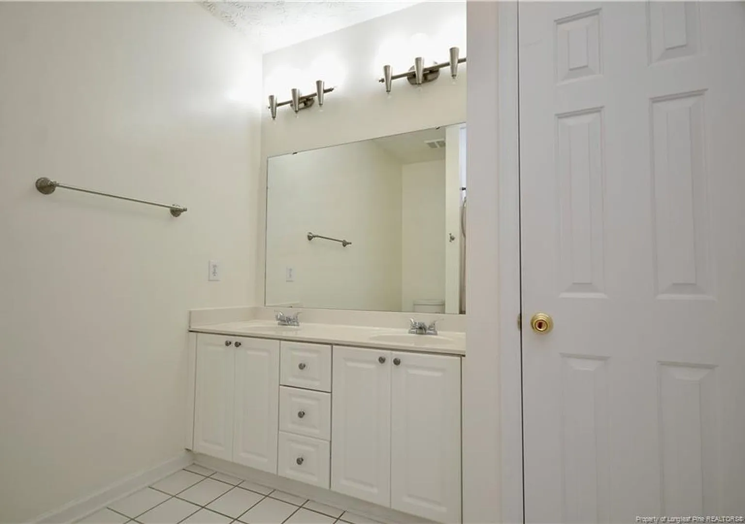 Well maintained 2nd-story condo — Photo 4