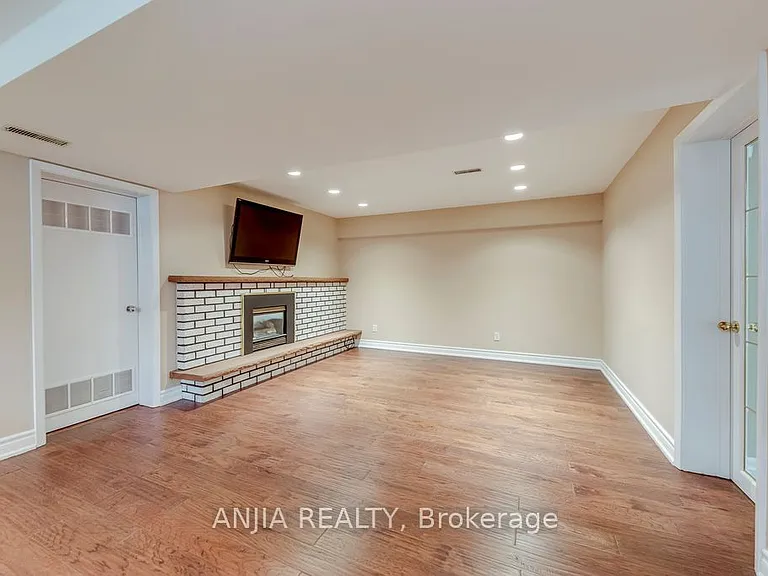 2419 Lionheart Cres — Photo 28