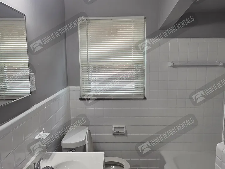 18624 Albion St — Photo 22