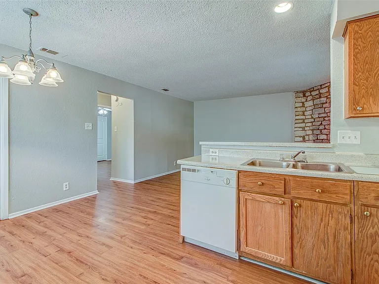 400 Hedgewood Dr #D — Photo 15