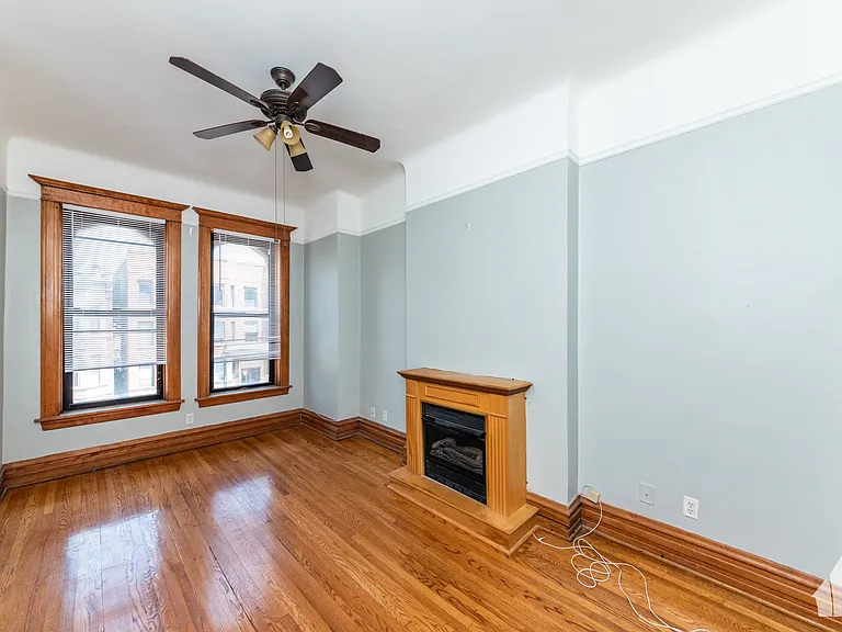 907 W Addison St #2 — Photo 4