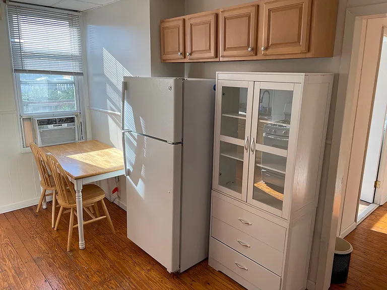 475 Monmouth St #4 — Photo 3