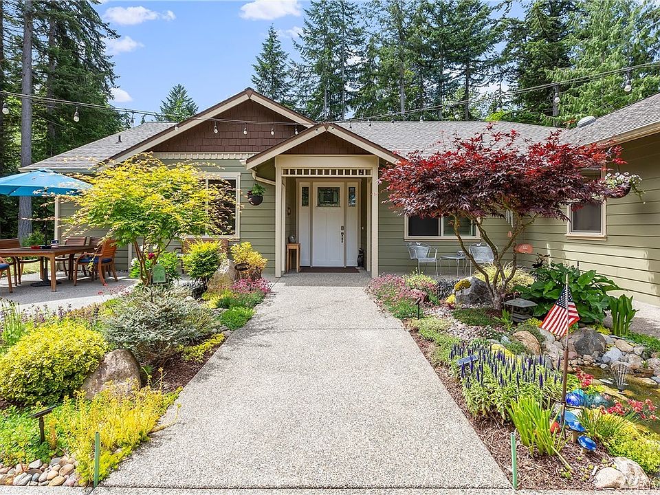 3662 Harper Hill Road is on over 5 acres and a 5 minute drive to the Seattle Ferry. 