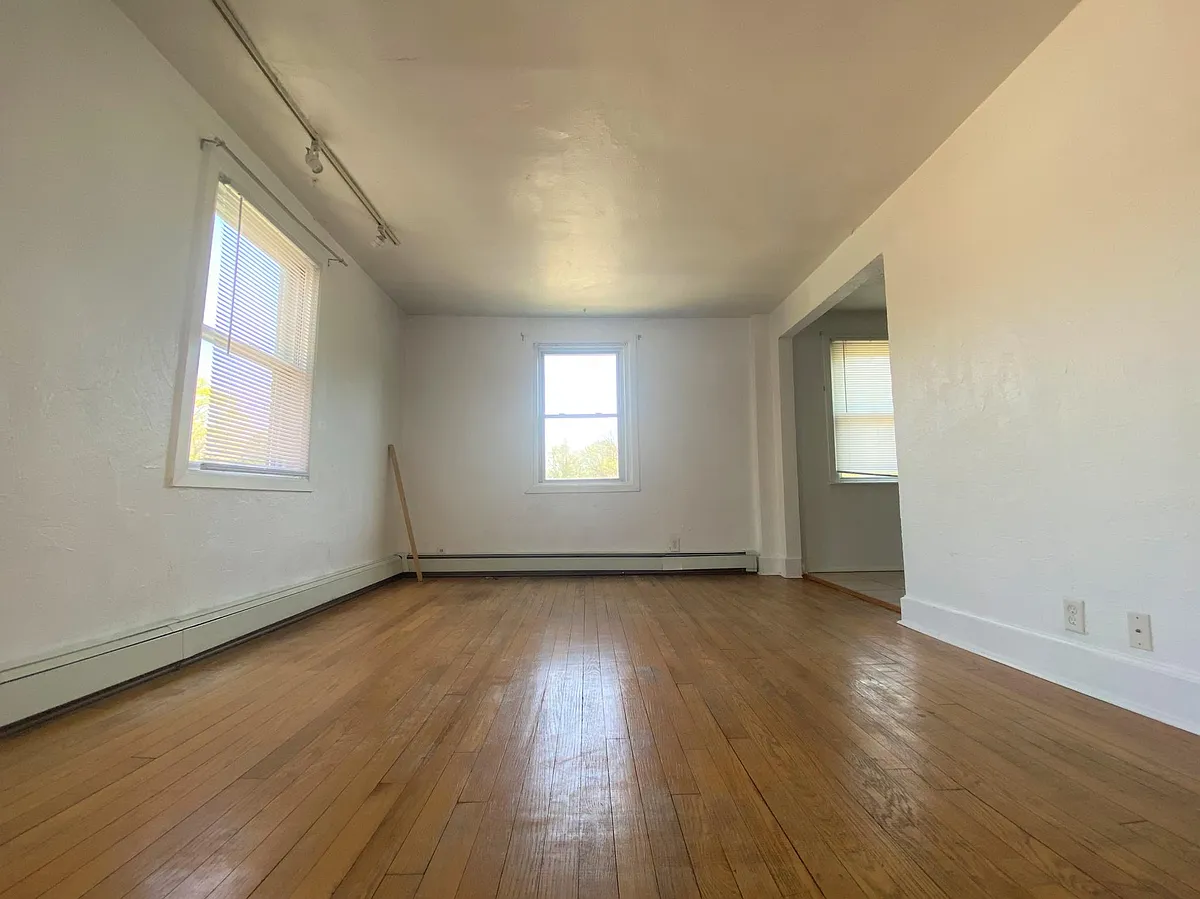 Building Photo - 656 W Park Ln #2