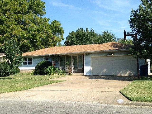 3 year old roof-Newer Central Heat/Air-Updated windows-Fence