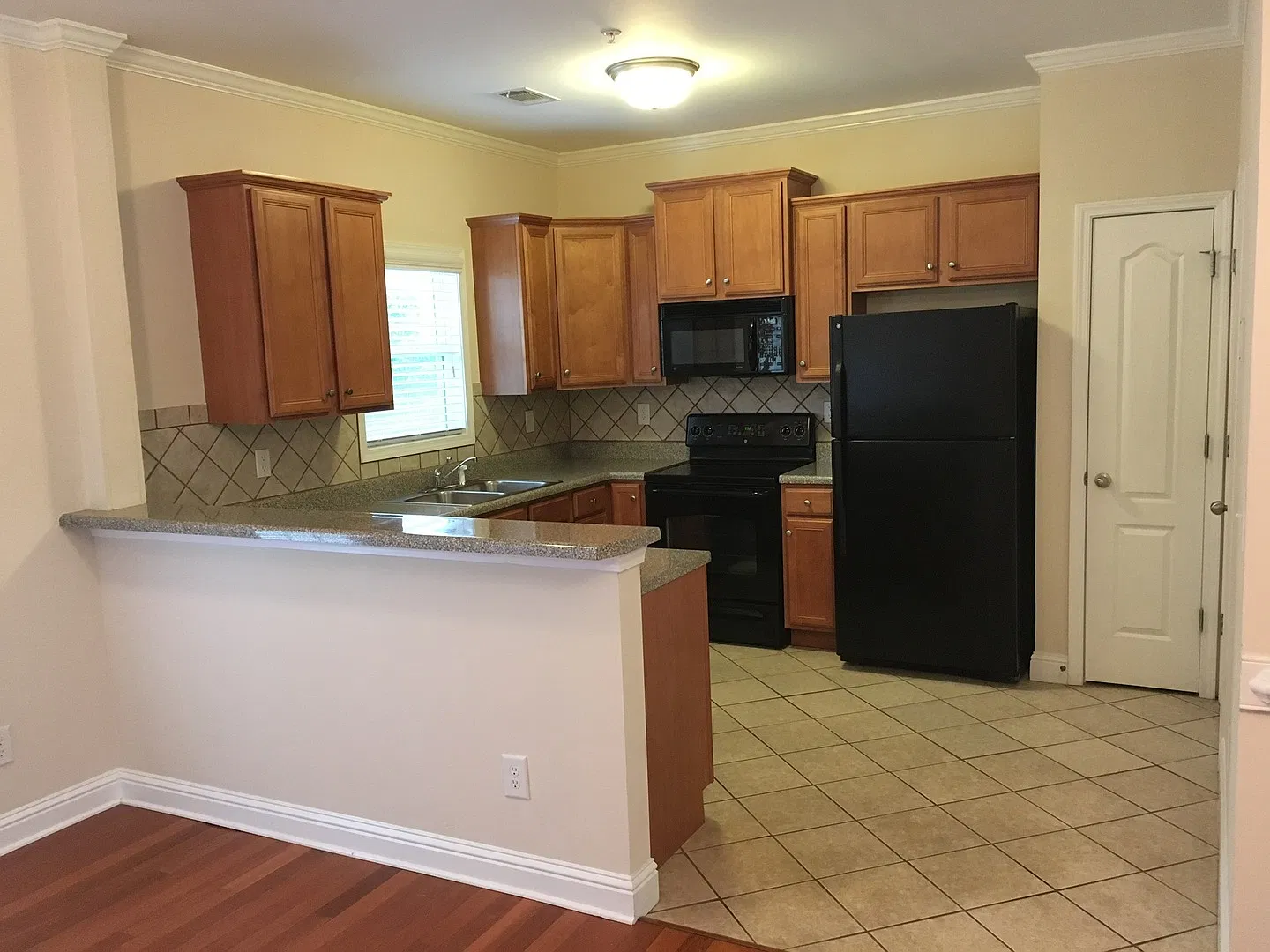 Spacious 3-Bedroom Townhome in Whitehall Village | Pre-Leasing for August 2027! — Photo 4