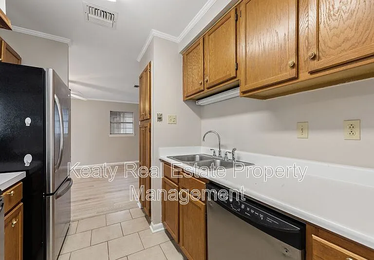 137 Amber St — Photo 6
