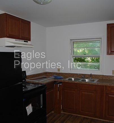 2nd image of 605 S Oleander Ave