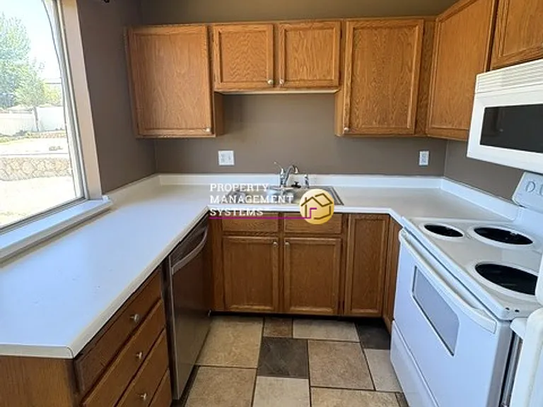 5117 W Loomis Ln — Photo 8