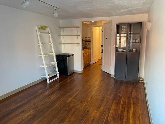 3rd image of 158 E Broadway Unit 2A