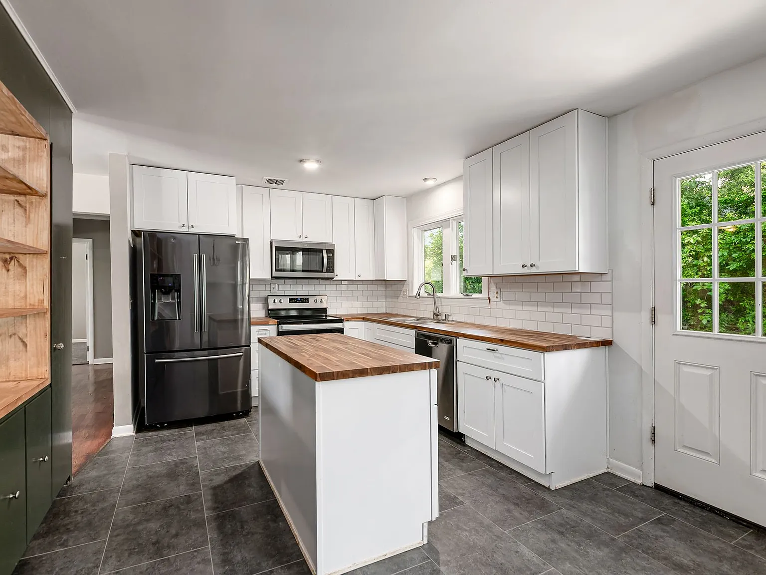3 bed, 1196 sqft, $2,650 — Photo 4