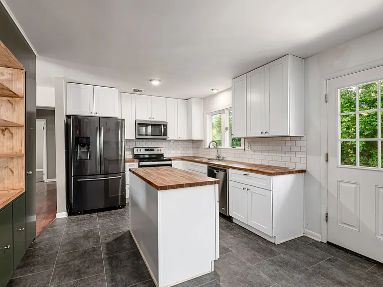 297 E Clearview Ave — Photo 4
