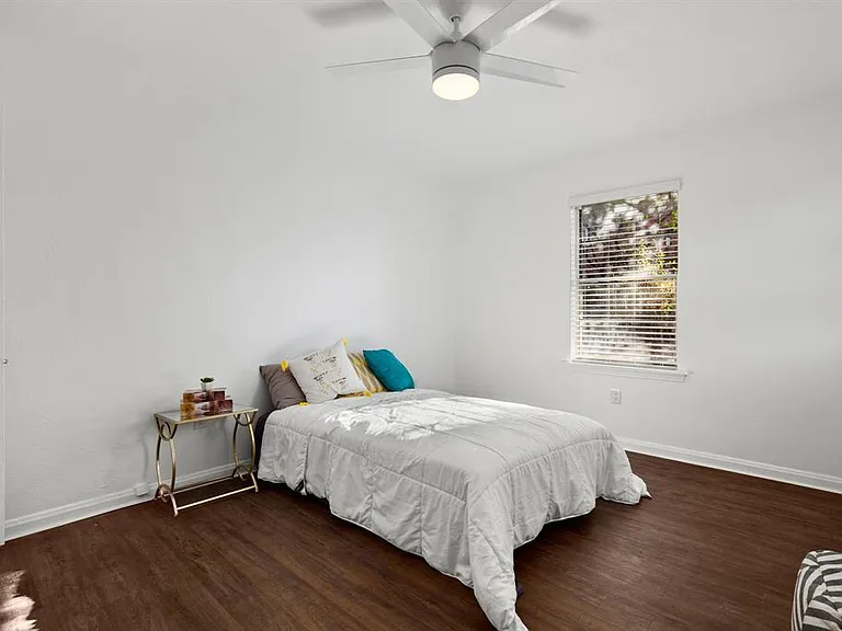 301 E 33rd St #4 — Photo 6