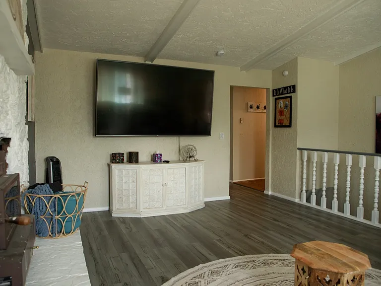 445 Joan Ave — Photo 3