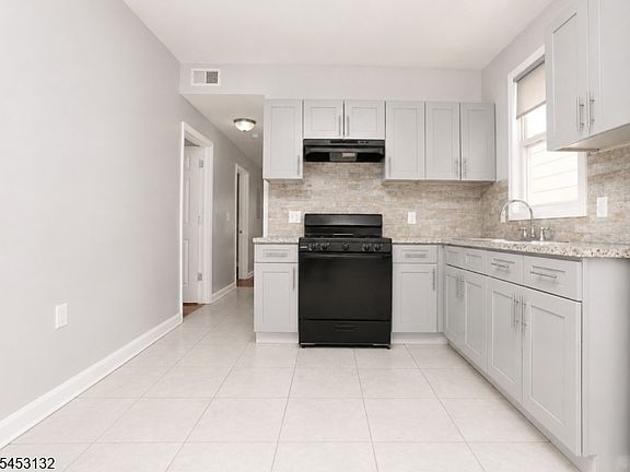 5th image of 143 Pearsall Ave