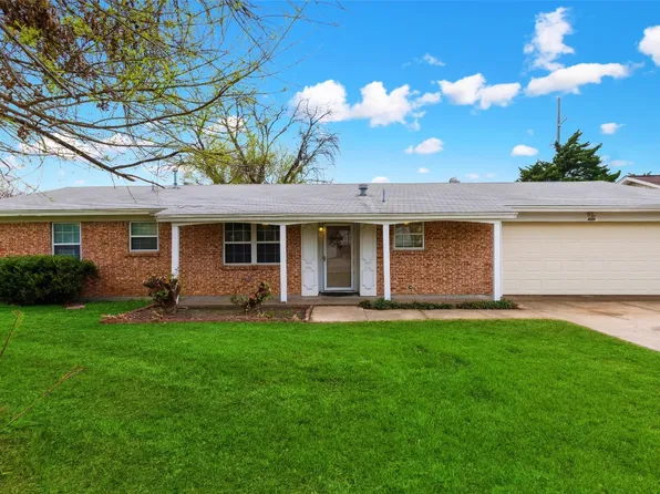9001 Glenn Dr, White Settlement, TX 76108
