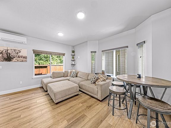 3rd image of 421 Penny Avenue
