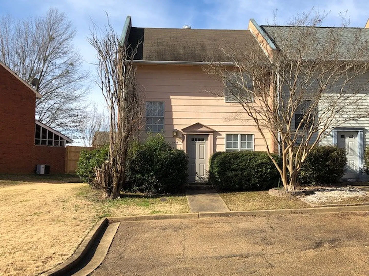 2 Bedroom 1.5 Bath Condo Close to Campus! — Photo 1