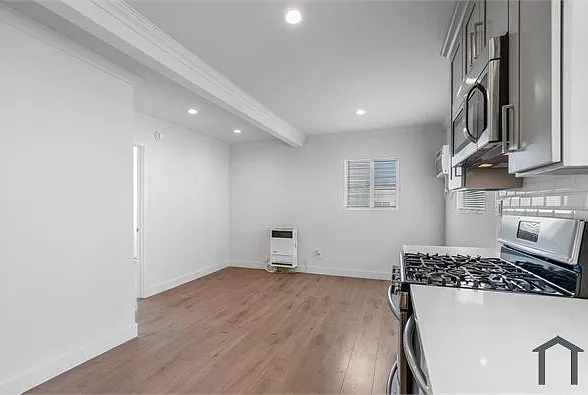2927 1/2 Van Buren Pl — Photo 2