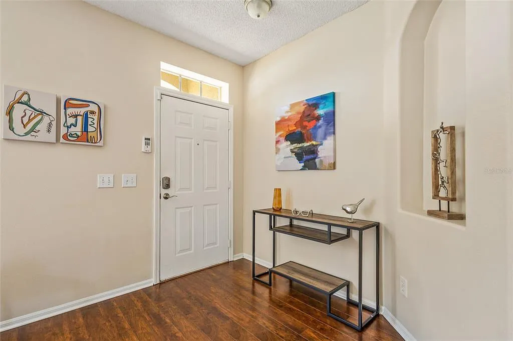 3 bed, 2.0 bath, 2080 sqft, $2,600 — Photo 3