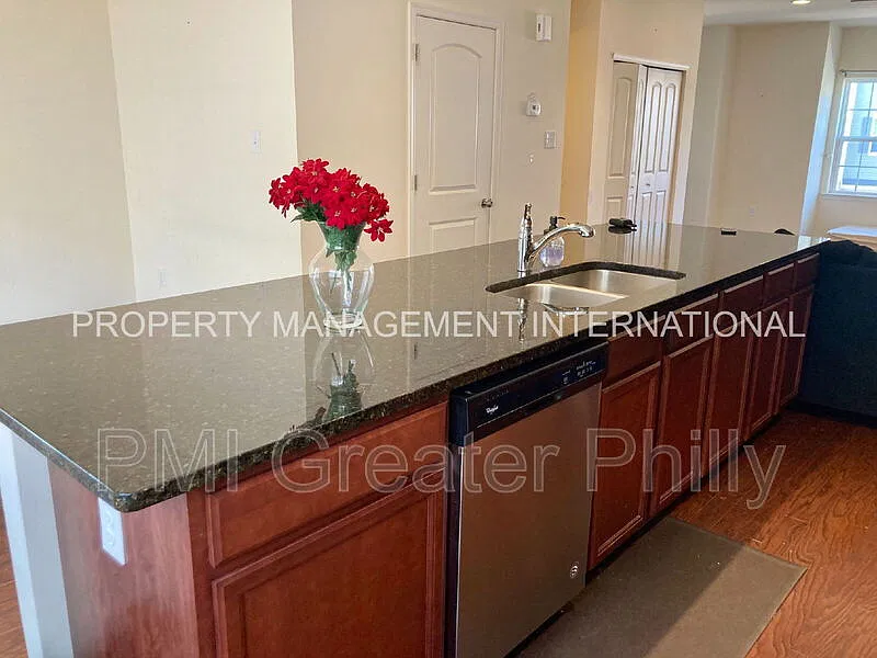 3 bed, 2.5 bath, 2060 sqft, $2,950 — Photo 3