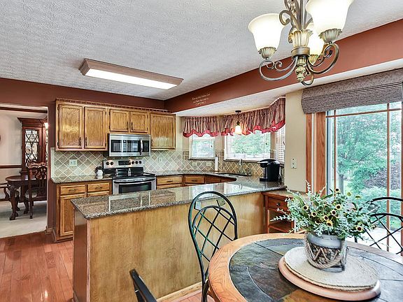 3rd image of 727 Suntree Dr