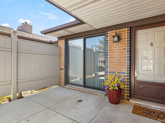 5th image of 985 Wexford Way #34